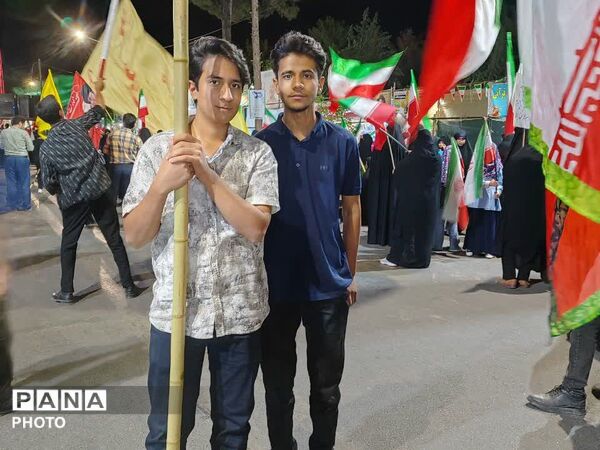 حضور  نوجوانان علم به دست در میدان خیابان کاشمر