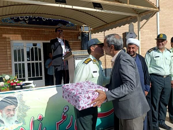 تقدیر مدیر دبیرستان رئیس زاده از پرسنل نیروی انتظامی خلیل آباد