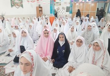 برگزاری نماز جماعت در مدرسه ریحانه ۱ با حضور عوامل شبکه ۳ سیما