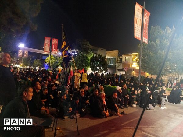 نهمین شب از مراسم عزاداری امام حسین همراه با هئیت زنجیر زنی در حسینیه امام خمینی