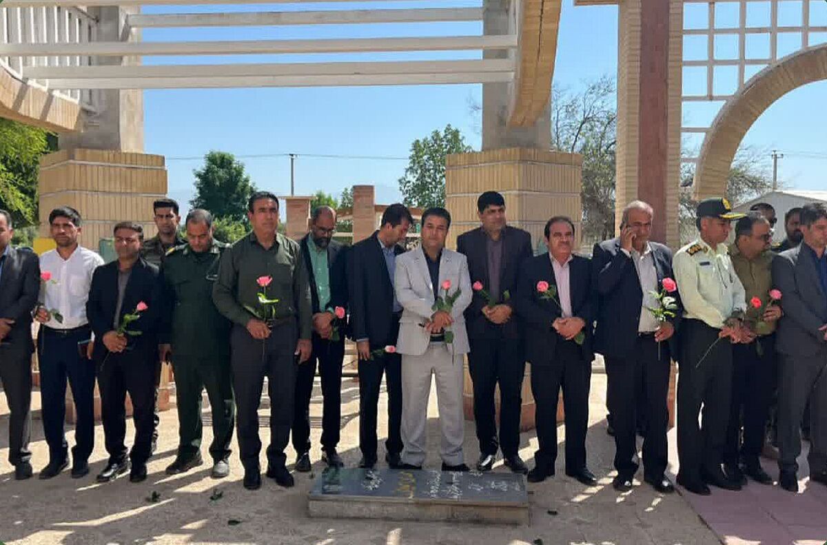 غبارروبی و عطرافشانی گلزار شهداء عنبرآباد