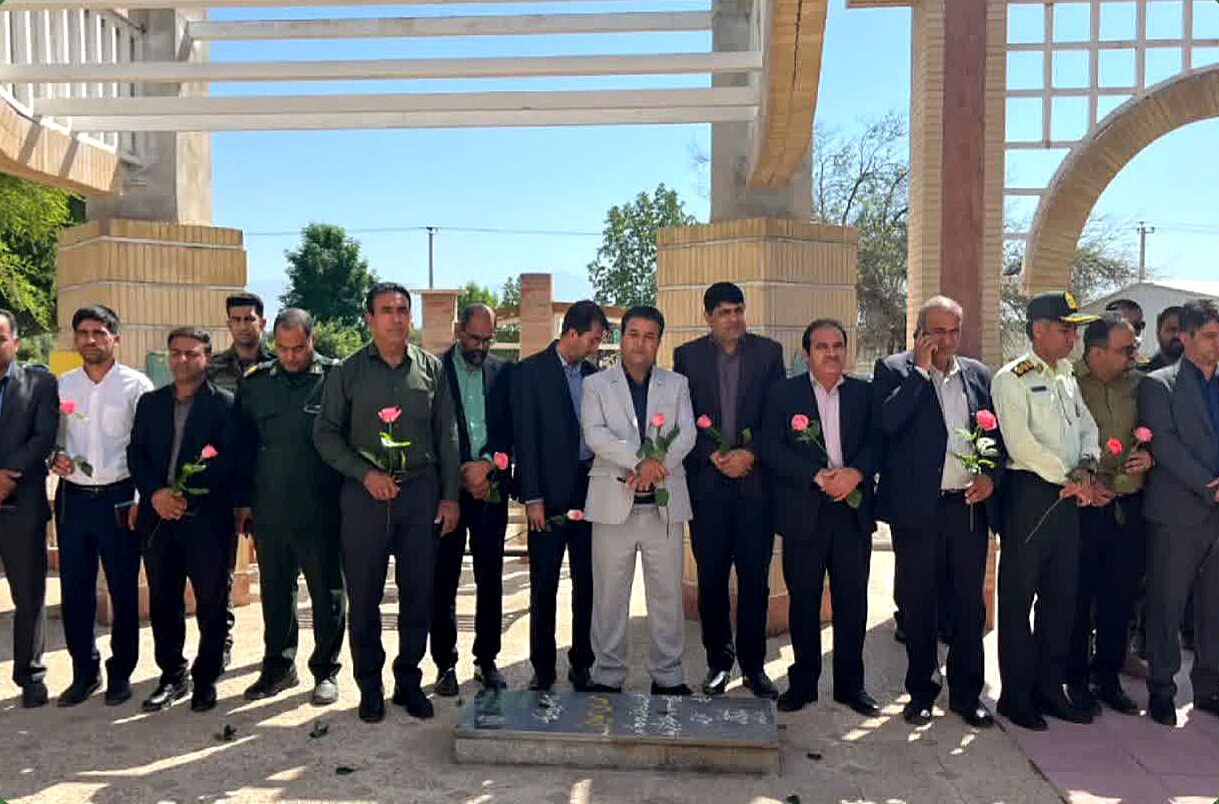 غبارروبی و عطرافشانی گلزار شهداء عنبرآباد