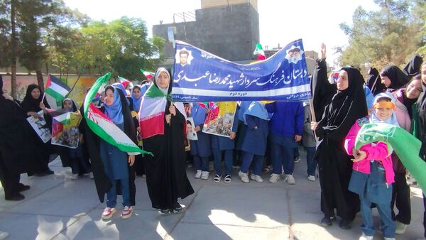 حضور پرشور دانش آموزان در راهپیمایی ۱۳ آبان ماه 