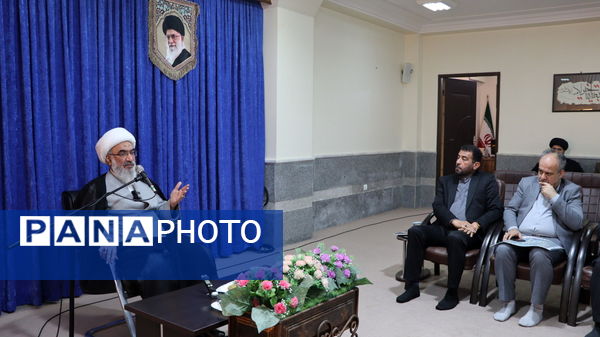 دیدار نخبگان دانش‌آموزی با نماینده ولی فقیه در استان بوشهر 