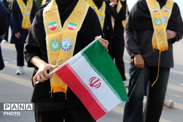 اجرای پیرامید با محوریت جنگ رمضان و شهدای مدرسه شجره طیبه میناب در آبشار مصنوعی سملقان