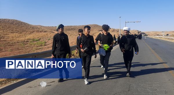  کاروان زائرین پیاده دانش‌آموزی در نیشابور