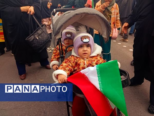 جلوه‌هایی از حضور پرشور دهه نودی‌ها در راهپیمایی ۲۲ بهمن در یزد