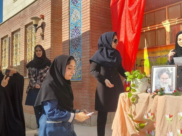 گلباران تمثال امام و تقدیر از دانش‌آموزان برتر  هنرستان بصیرت آشخانه