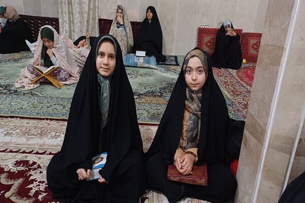 قرائت دعای ام داوود توسط معتکفین دختر 