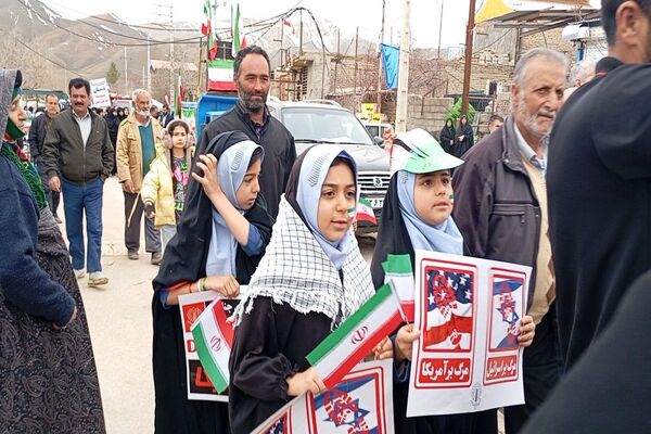 حضور کودکان و دانش آموزان در راهپیمایی یوم‌الله ۲۲بهمن در شهر بار نیشابور