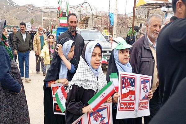 حضور کودکان و دانش آموزان در راهپیمایی یوم‌الله ۲۲بهمن در شهر بار نیشابور