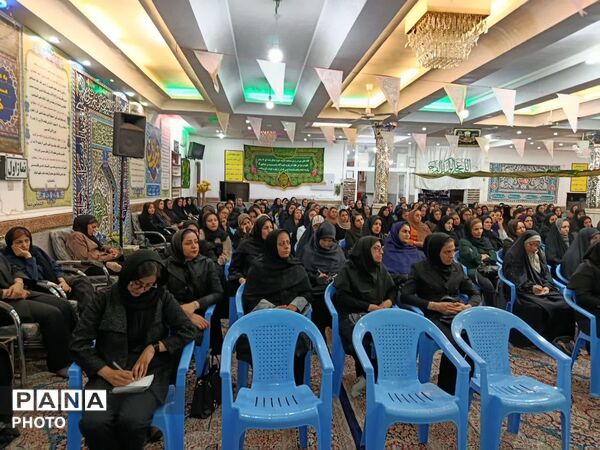 تقویت پیوند مدرسه و خانواده در مناطق محروم تربت‌حیدریه با برگزاری جلسات آموزش خانواده