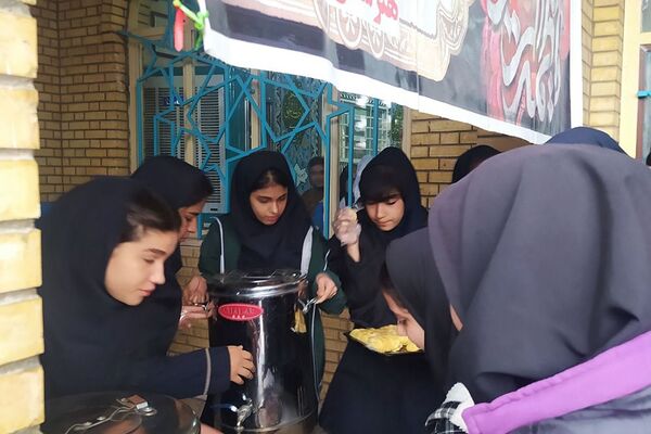 برپای ایستگاه صلواتی به‌مناسبت شهادت حضرت فاطمه (س) در هنرستان کوثر ناحیه یک شهرری