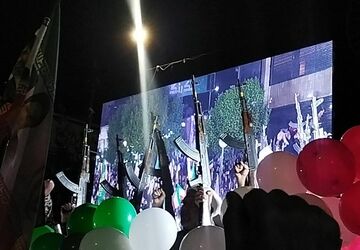 برای پنجاه و یکمین شب حسینیه امام شاهد حماسه مردم شد 