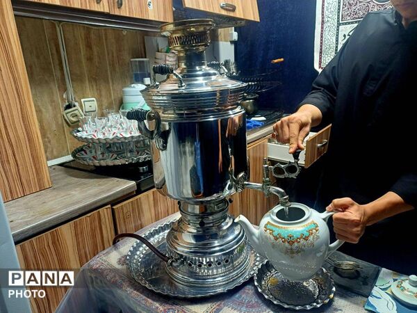 نصب تصاویر شهدا و کتیبه های محرم در هیئت‌ مسجد صاحب‌الزمان(عج)