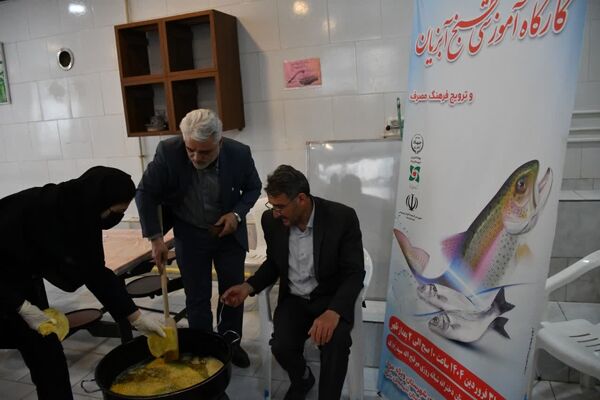 کارگاه طبخ آبزیان در دبیرستان میر فتح‌اله سید زنوزی شهر زنوز 
