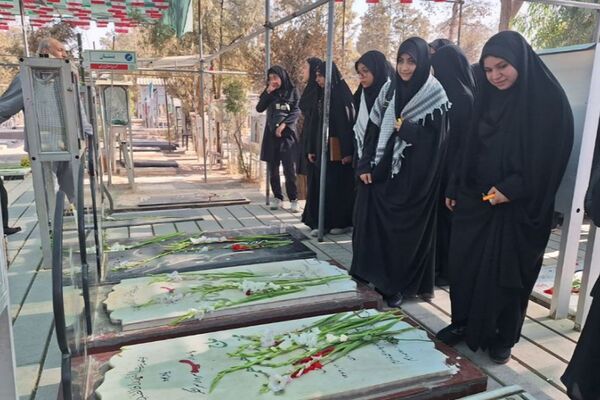 حضور دانش آموزان دبیرستان حجاب ناحیه یک شهرری در گلزار شهدا
