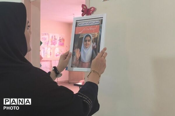 قاب‌های شهدای میناب بر درِ کلاس‌ها؛ عهد معلمان مدرسه باغچه‌بان در آغاز سال تحصیلی