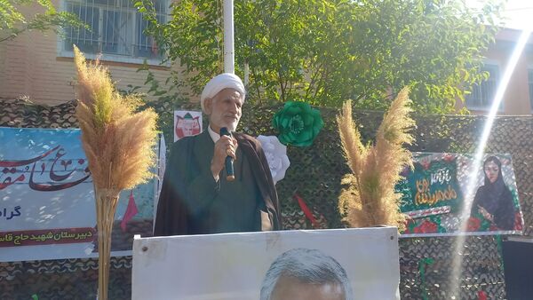 نواخته شدن زنگ مهر و مقاومت در دبیرستان شهید سلیمانی فیروزان با حضور مسئولان استانی و منطقه‌ای