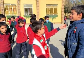 تمرین مهارت‌های زلزله توسط دانش‌آموزان دبستان حضرت مهدی (عج)