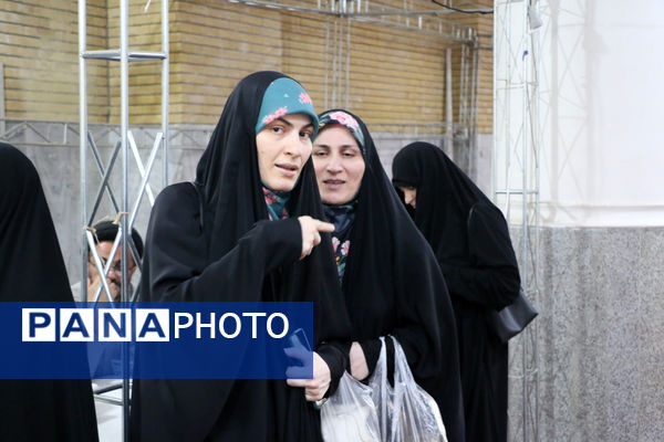 جلوه‌هایی از حضور نوجوانان قمی در شعبه‌های اخذ رای -1