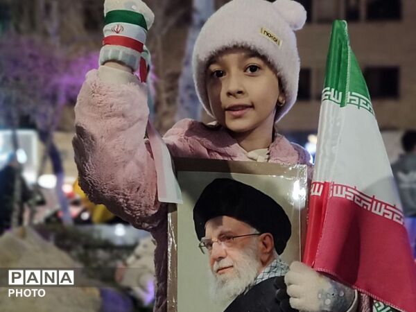بیعت دانش آموزان دبستان نرجس با رهبر انقلاب