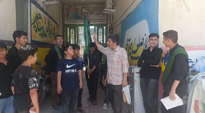 سنت‌های ماندگار؛ علم‌گردانی و توزیع نذورات در آشخانه