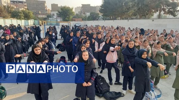 مراسم صبحگاهی در دبیرستان دخترانه عصمت اسلامشهر