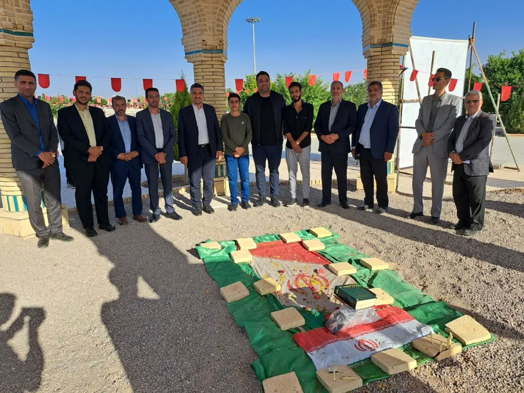 قهرمانِ دنیا در کنار قهرمانِ خدایی