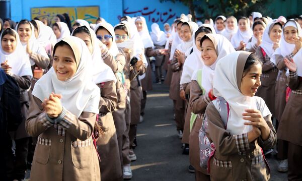 صبحگاهی غرق در علم و شادمانی در آموزشگاه جمهوری اسلامی ناحیه یک شهرستان بهارستان 