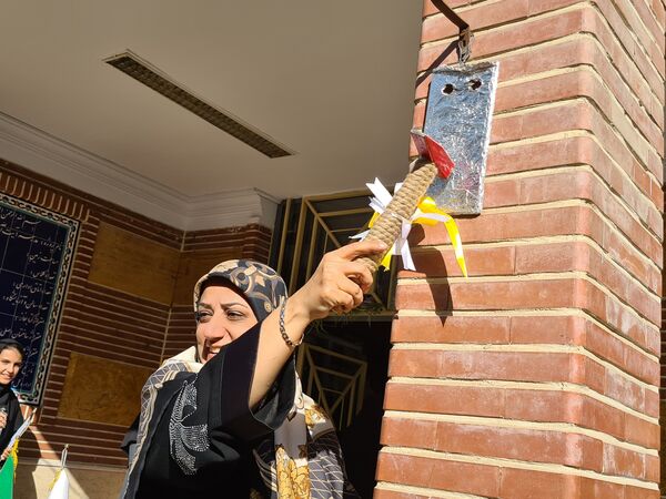 آئین نواختن زنگ مهر در دبیرستان دخترانه فرهنگ ۱۳ 