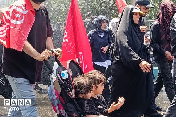 اجرای گروه سرود ریحانه‌الحسین پردیس در مراسم تشییع  رهبر شهید