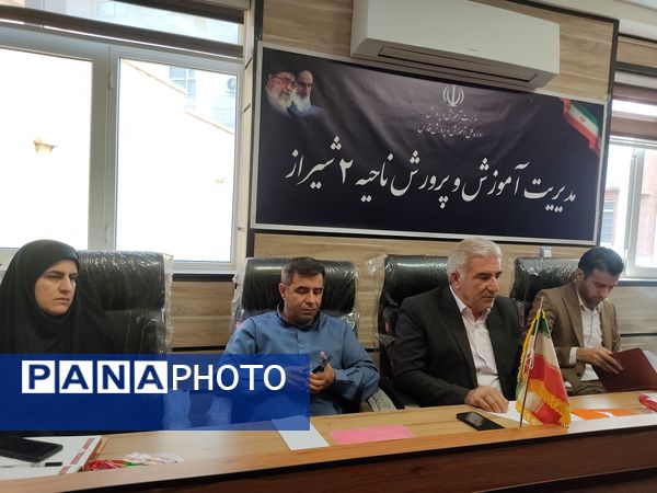 اهدای حکم دانش‌آموزان شورای دانش‌آموزی ناحیه 2