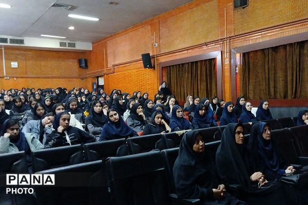  همایش هدایت تحصیلی پایه نهم در ورامین