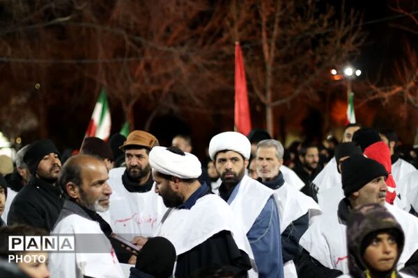 تجدید عهد با خون شهدا؛ «کفن‌پوشان» همدان شبانه بر آرمان‌های انقلاب ایستادند