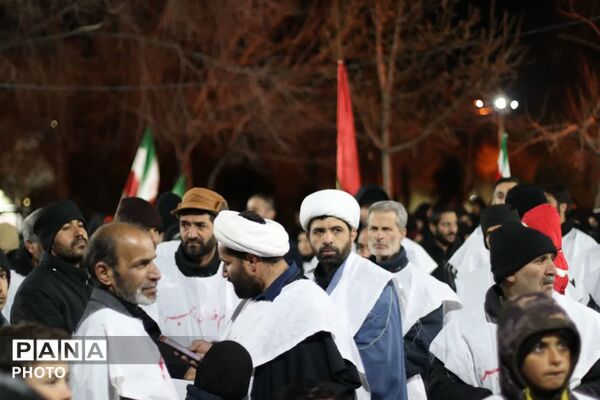 تجدید عهد با خون شهدا؛ «کفن‌پوشان» همدان شبانه بر آرمان‌های انقلاب ایستادند