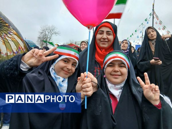 باران عشق وارادت به انقلاب همراه با باران‌ها ی نقره‌ای رشت
