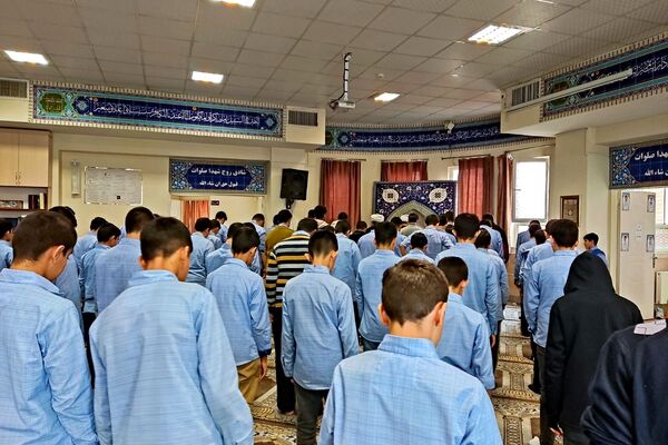 برپایی نماز جماعت در مدرسه انصارالمهدی قرچک 