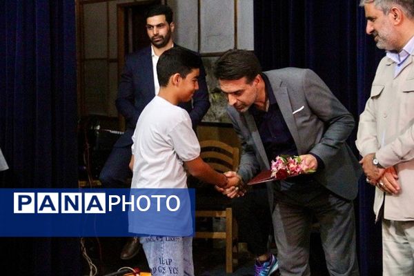 مراسم تجلیل از دانش‌آموزان و فرهنگیان مقام آور مسابقات جهانی، آسیایی و کشوری در فرهنگسرای ولا ناحیه 2 شهرری 