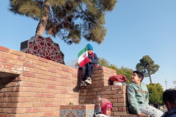 مشت محکم مردم غیور شیراز در دهان اغتشاشگران 