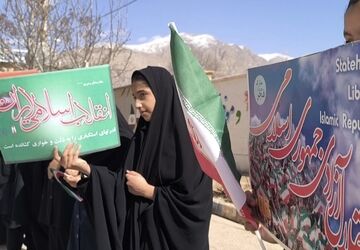 حضور پرشور دانش آموزان مدرسه شبانه روزی امام حسین(ع) در راهپیمایی ۲۲ بهمن