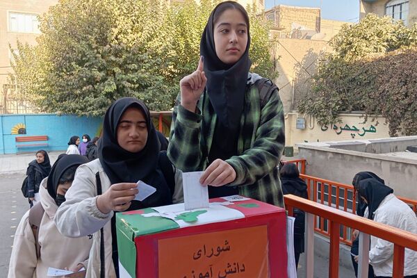 جوانه های دموکراسی در قدس؛شور وهیجان دانش آموزان قدس در انتخابات شورای دانش آموزی