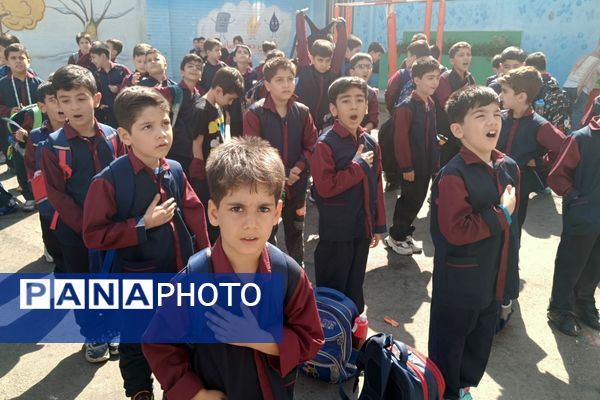 اجرای سرود ای‌ایران در برنامه صبحگاهی دبستان سعدی