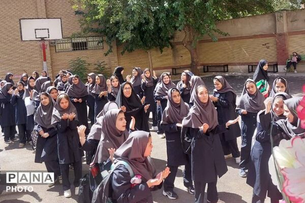 طنین زنگ جوانه همراه با عطر جانفزای نماز جماعت با طرح (برای نماز برخیزیم )در دبیرستان بعثت