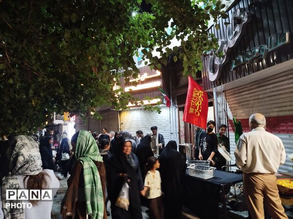 چایخانه حوزه علمیه گلشن؛ روایتگر ارادت به رهبر امت اسلام