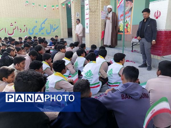 مدارس سندرک یکپارچه در شور انقلابی؛ زنگ انقلاب به صدا درآمد