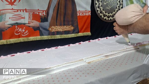  کیک ۱۴ متری کام شهروندان را شیرین کرد
