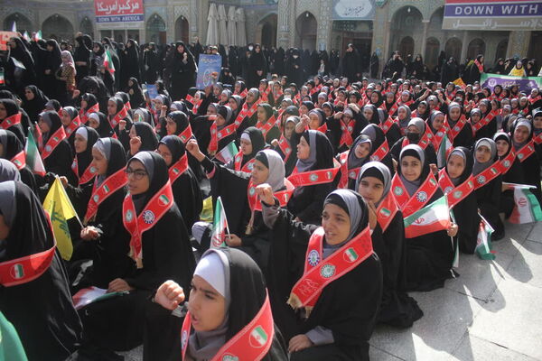 جلوه‌هایی از حضور حماسی دانش‌آموزان قم در راهپیمایی یوم الله ۱۳ آبان