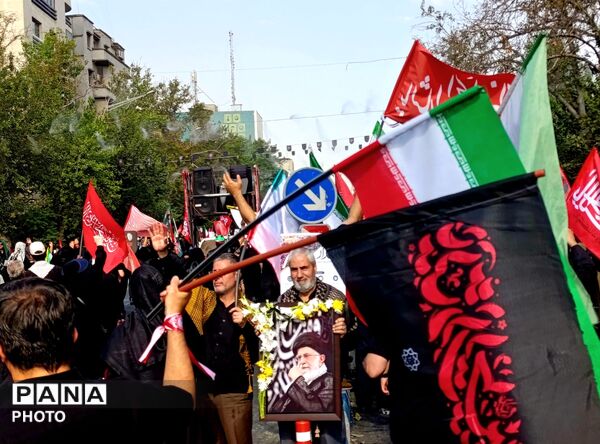 حضور پرشور مردم در خیابان فلسطین برای بدرقه رهبر