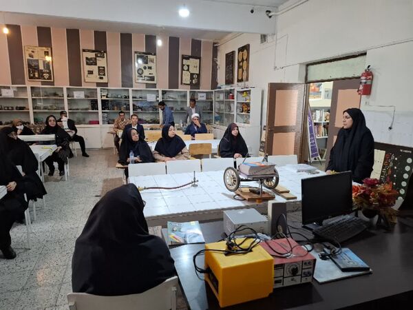 بازدید از پژوهش سرا و آزمایشگاه مرکزی رازی ناحیه ۲ در هفته مشاغل 